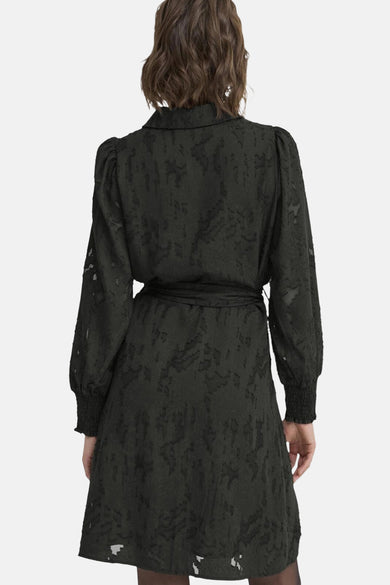 Robe noire avec des manches longues de France, avec un motif subtil et une ceinture.