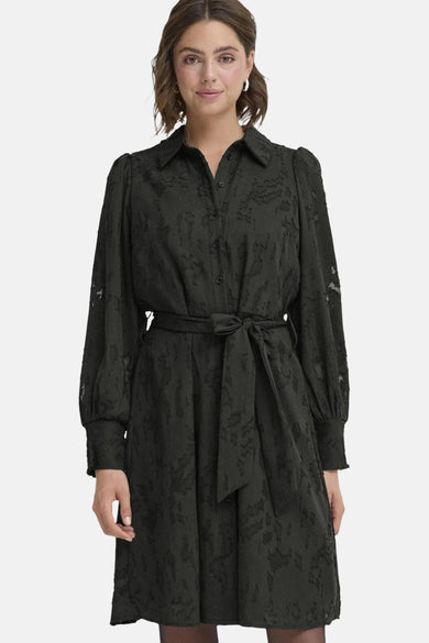 Robe noire avec longues manches de France, avec une ceinture et un motif subtil.