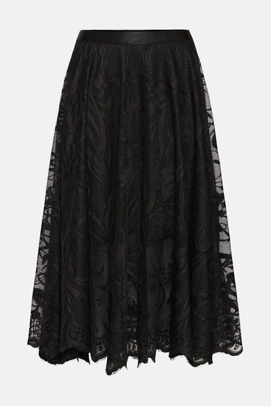 Robe longue noire de France, avec des détails sur les bords et associée à des chaussures noires avec des lacets.