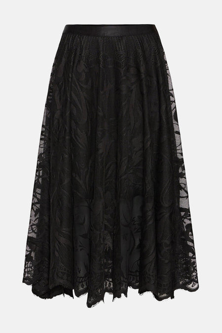 Robe longue noire de France, avec des détails sur les bords et associée à des chaussures noires avec des lacets.