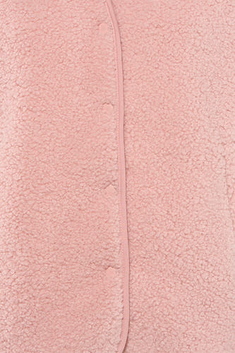 Gilet rose de Fransa, avec une texture pelucheuse douce et une fermeture à boutons sur le devant.