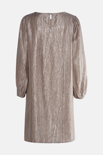 Beige kleedje met lange mouwen van Fransa, met een subtiele glans en een knoopsluiting aan de achterkant.
