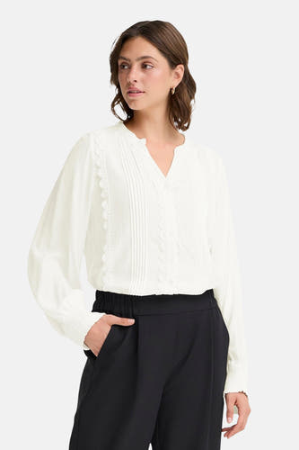 Blouse blanche à longues manches de Fransa, vue de derrière, avec une texture froissée et un col haut.