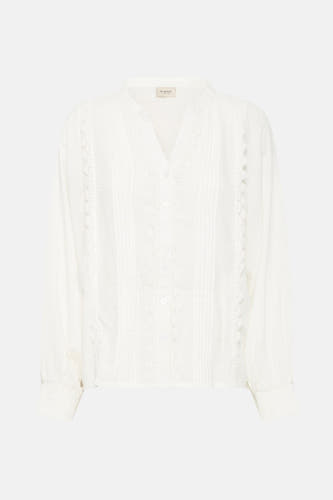 Chemise blanche à manches longues de France, finie avec des détails brodés.