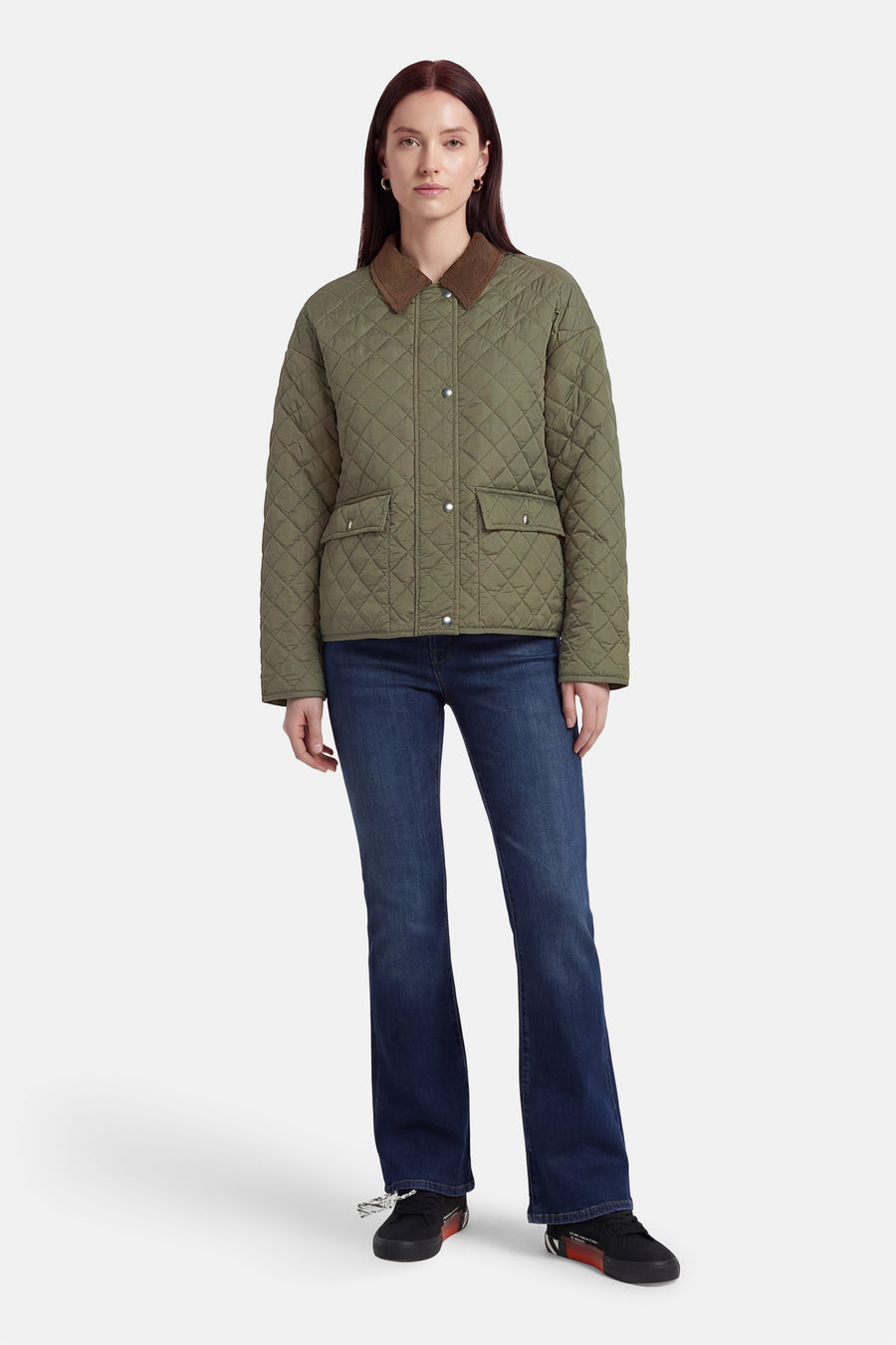 Manteau court kaki de Fransa avec col marron, combiné avec un jean foncé et des baskets noires.