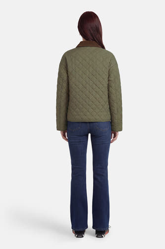 Veste courte à carreaux de Fransa avec col marron, portée avec un jean foncé et des baskets.