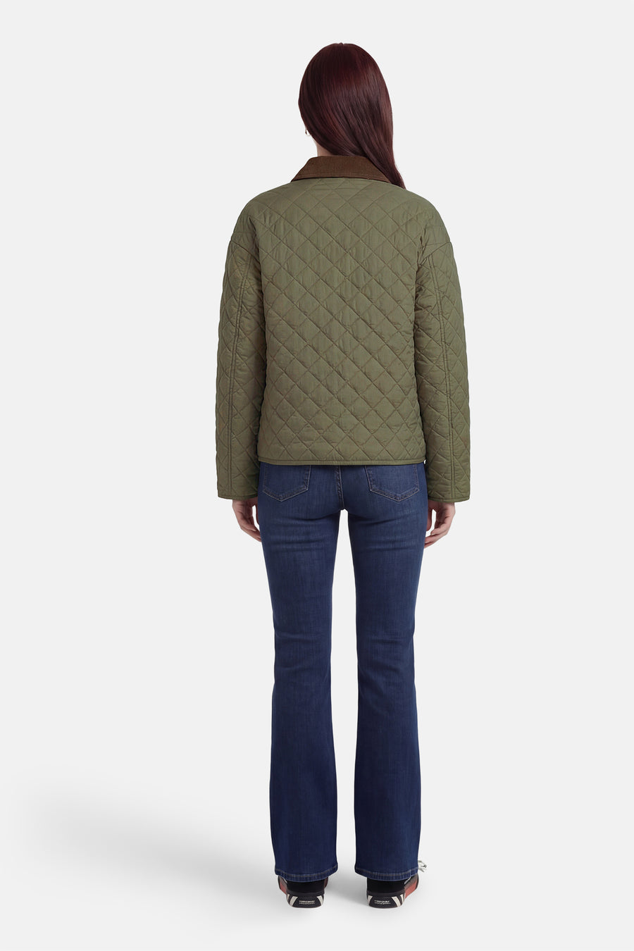 Veste courte à carreaux de Fransa avec col marron, portée avec un jean foncé et des baskets.