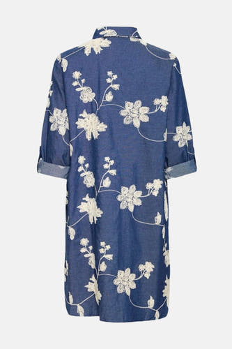 Blauwe jurk met lange mouwen van Fransa, met wit bloemmotief.
