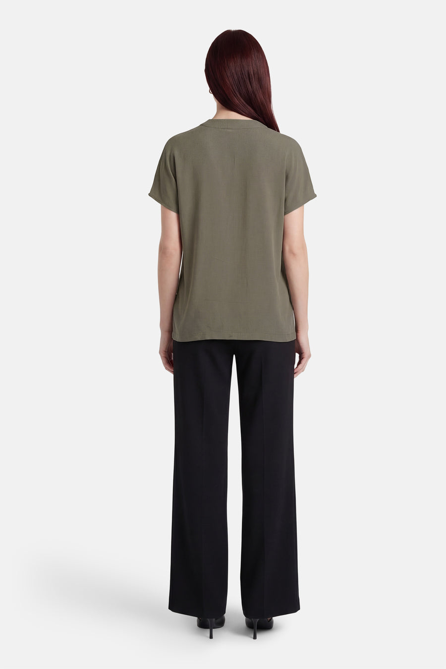 Chemisier à manches courtes de Fransa®, vu de dos, combiné avec un pantalon noir et des talons.