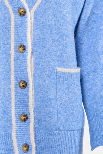 Veste bleue de France, avec fermeture à boutons et poches pourvues de détails écru.