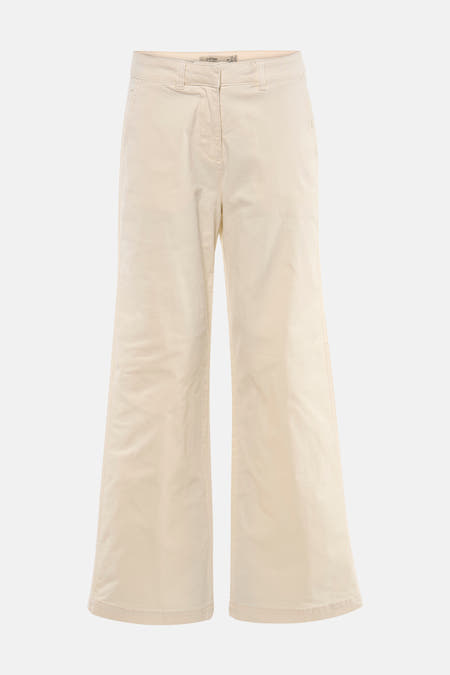 Pantalon écru de Fransa, avec jambes larges et coutures apparentes, combiné avec un polo blanc et des escarpins.