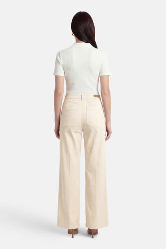 Pantalon écru de Fransa, avec jambes droites, poches arrière et une étiquette de marque sur la ceinture.