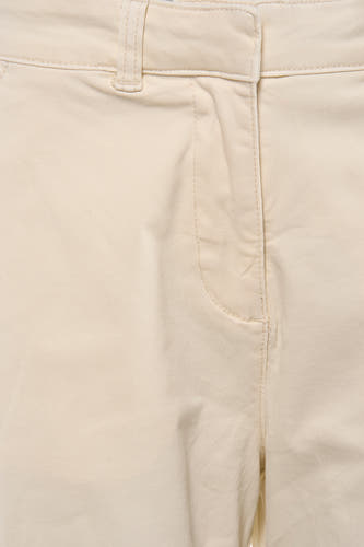 Pantalon écru de Fransa, avec un devant lisse et des coutures subtiles autour de la ceinture.