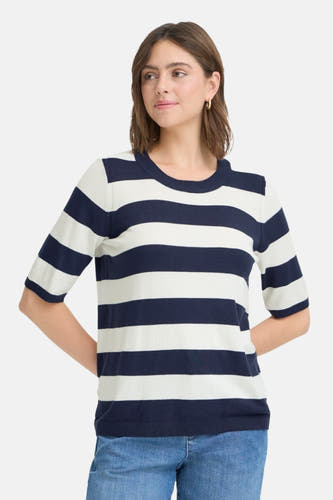 T-shirt rose avec col rond de France, doté d'un motif rayé en bleu et blanc.