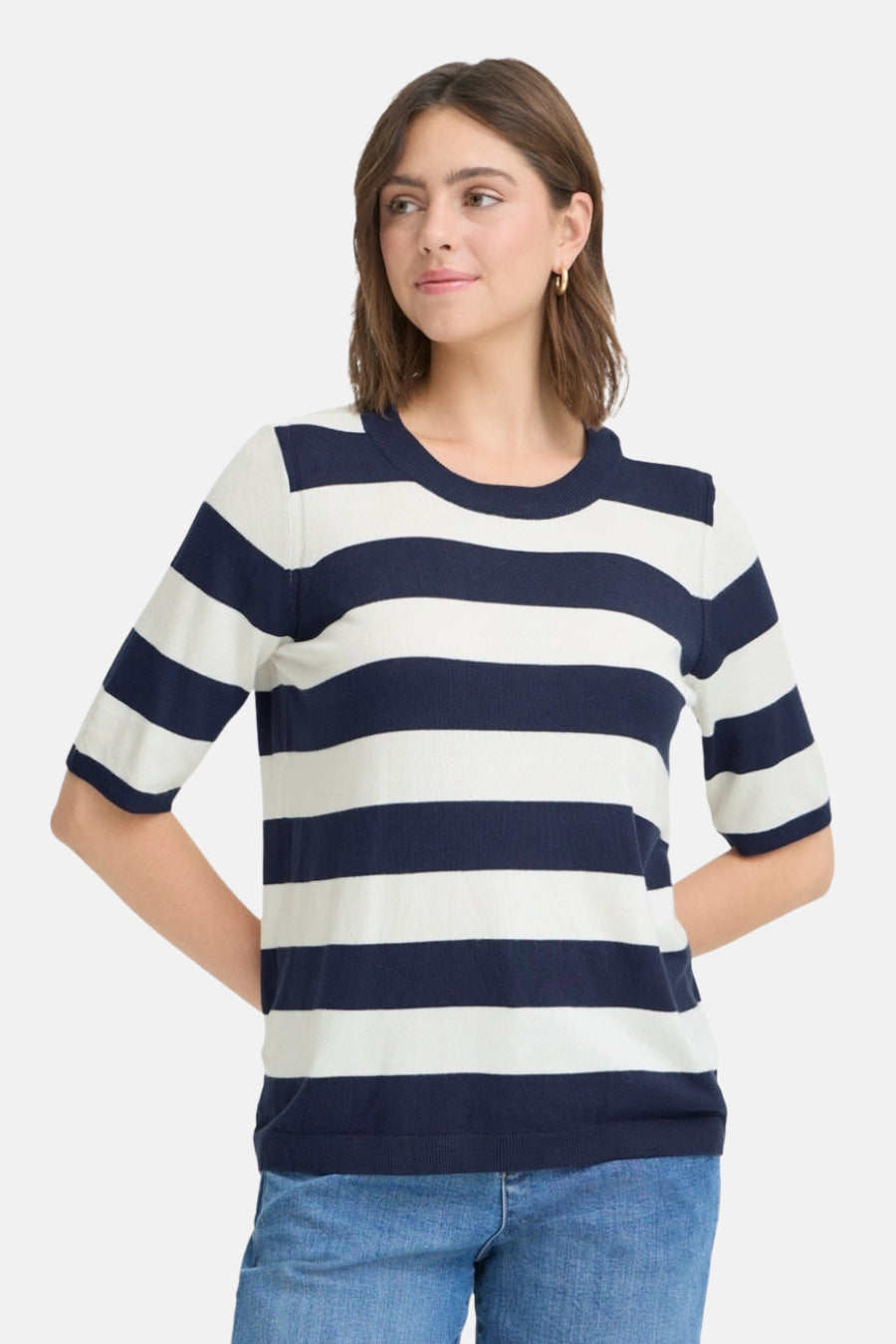 T-shirt rose avec col rond de France, doté d'un motif rayé en bleu et blanc.