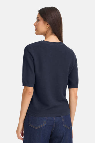 T-shirt bleu avec col rond de France, à manches courtes et associé à un jean foncé.