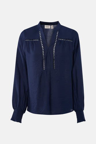 Blouse bleue à longues manches en Fransa, avec des détails de broderie le long du col en V.