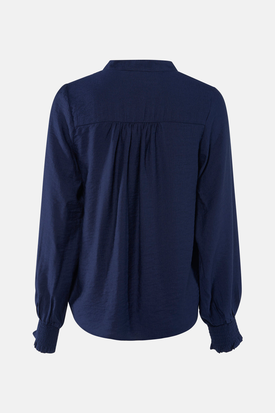 Blouse bleue à longues manches en France, avec des plis et du smockage aux poignets, vue de derrière.