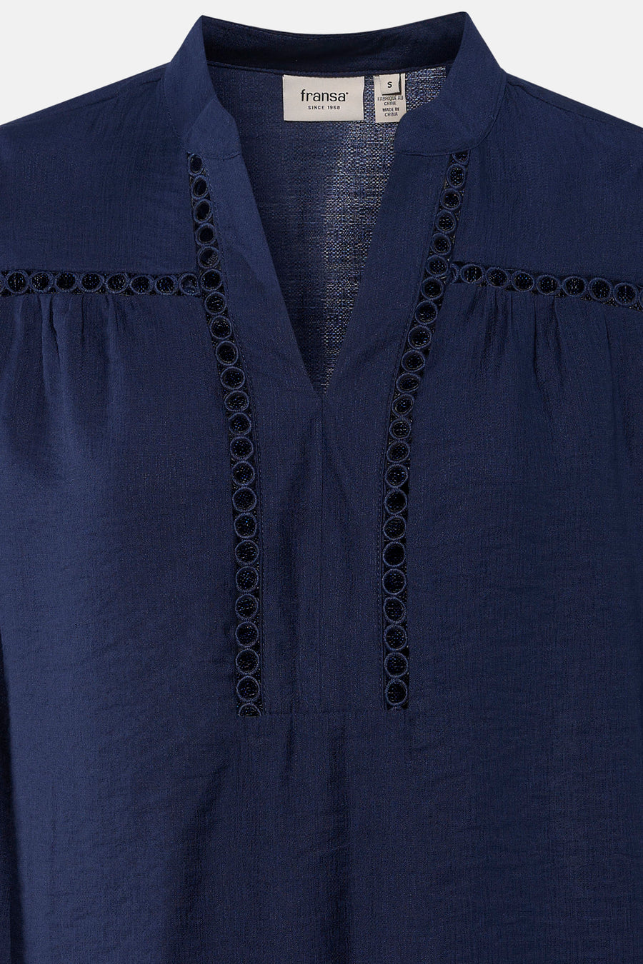 Blouse bleue à longues manches en Fransa, terminée avec des détails ronds décoratifs le le col en V.