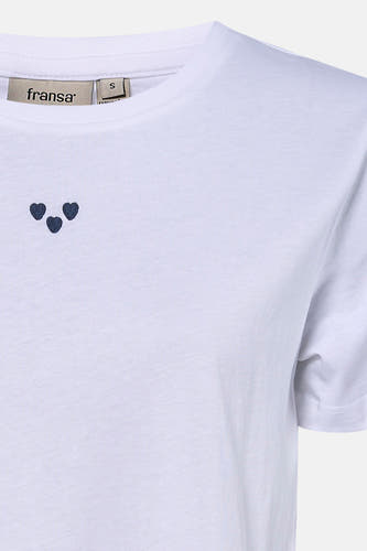T-shirt blanc à manches courtes de Fransa, avec de petits cœurs bleus brodés sur la poitrine.