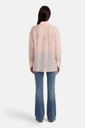Chemise rose de Fransa, à manches longues, combinée avec un jean bleu à jambes larges.