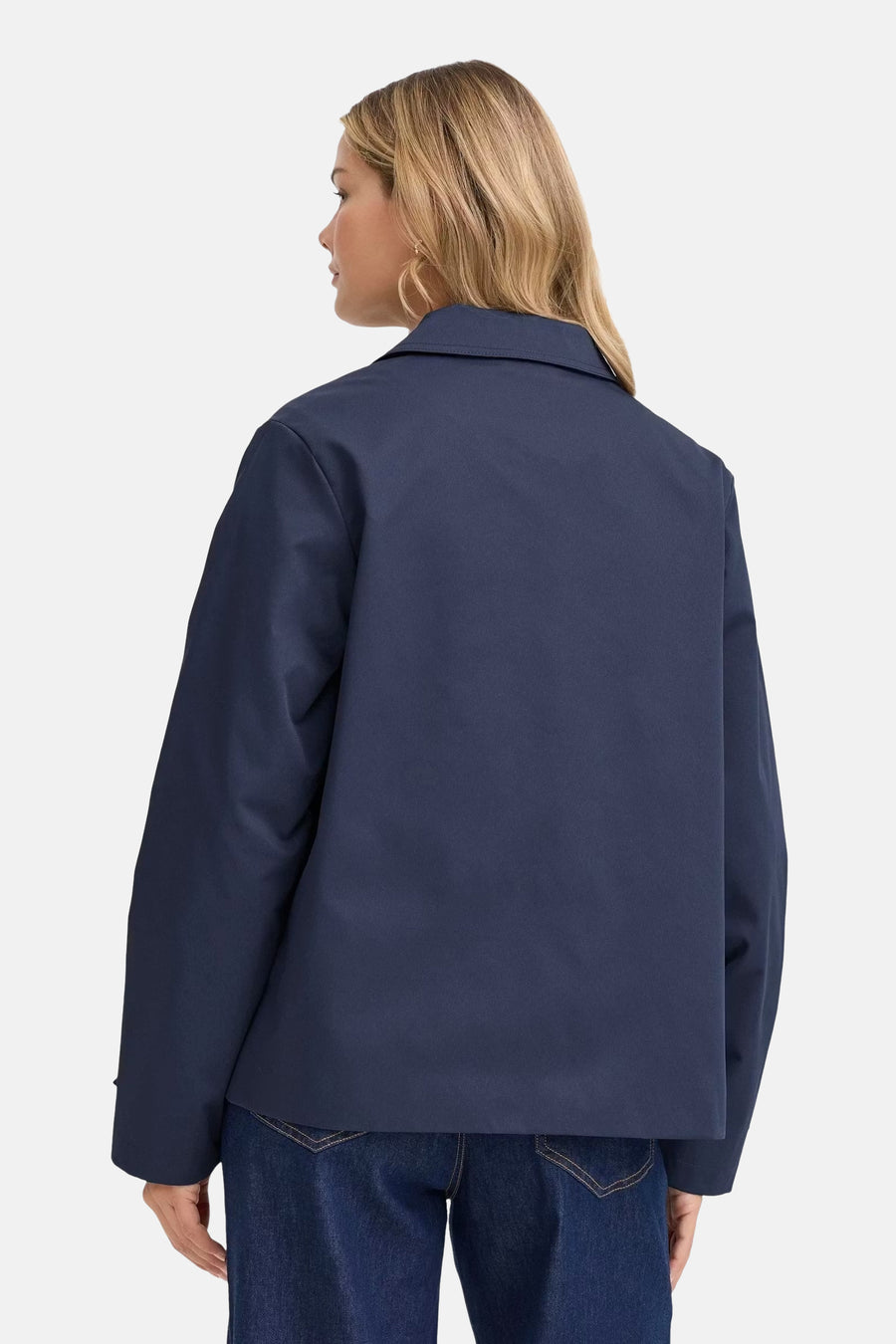 Blauwe korte jas van Fransa, met lange mouwen en een kraag, gedragen over een donkere spijkerbroek.