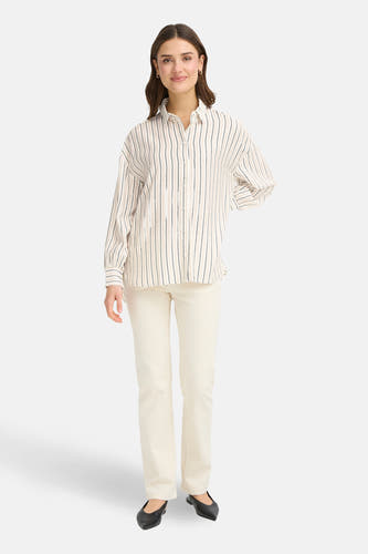 Chemise écru (manches longues) de Fransa, à motif rayé et portée avec un pantalon de couleur crème et des chaussures noires.