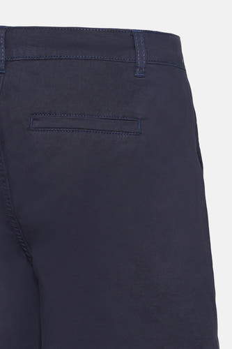 Short bleu de Fransa avec une poche arrière et des coutures.
