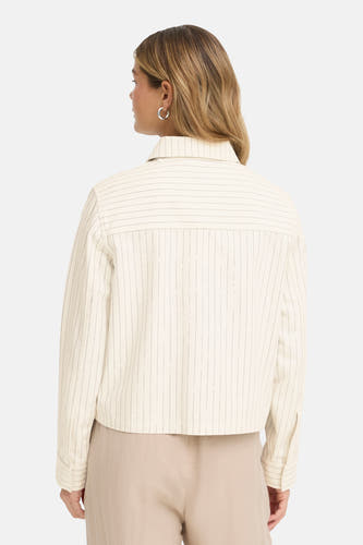 Veste courte écrue de Fransa, avec de fines rayures verticales et des boucles d'oreilles argentées visibles.