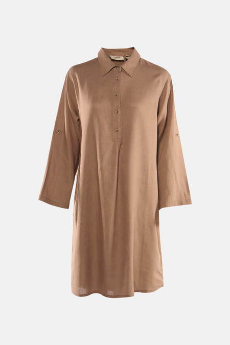 Robe courte marron à manches courtes de Fransa, avec col et fermeture à boutons au dos.