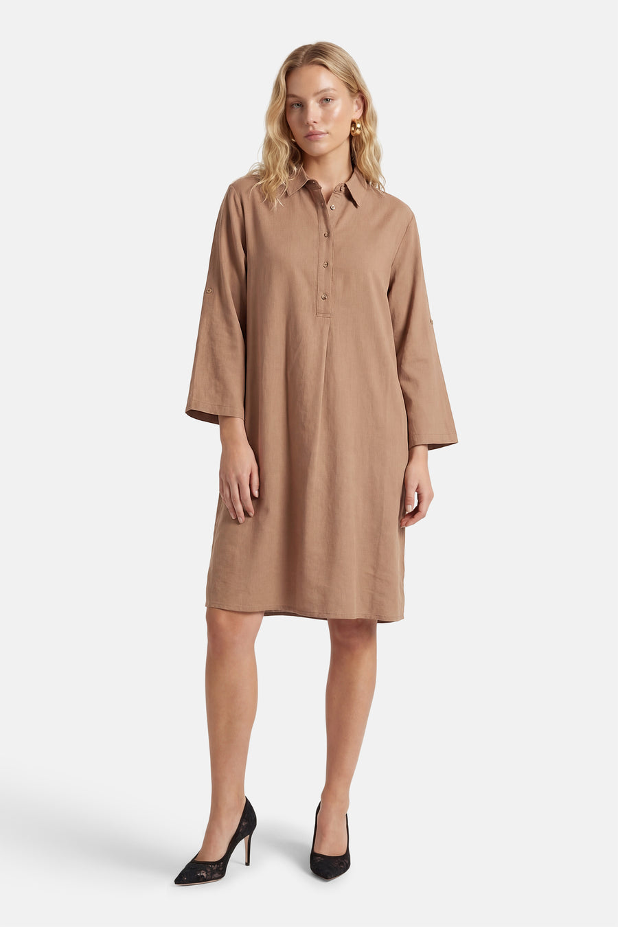 Robe marron à manches courtes de Fransa, avec une fermeture à boutons et portée avec des talons noirs.
