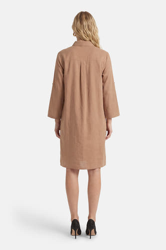 Robe marron à manches courtes de Fransa, vue de dos, avec un col et des plis.