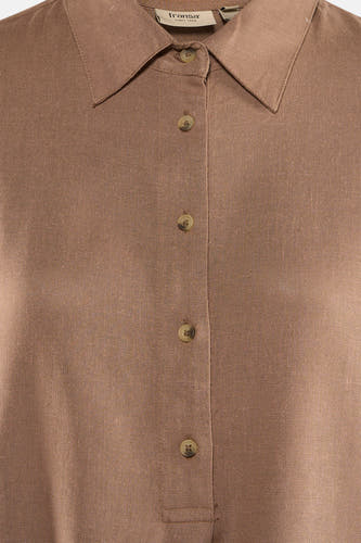 Robe marron à manches courtes de Fransa, avec fermeture boutonnée et col.