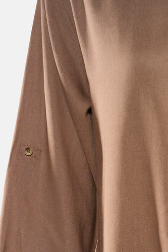Robe marron à manches courtes de Fransa, avec un détail de bouton sur la manche.