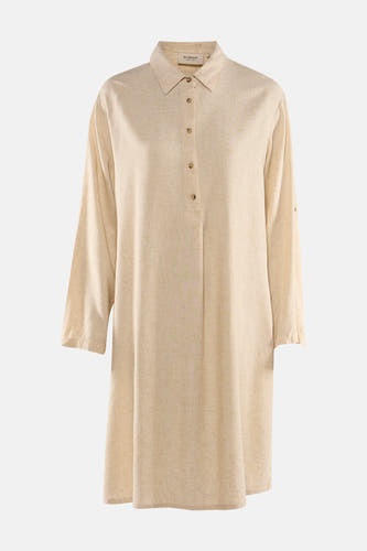 Robe beige à manches courtes de Fransa, avec fermeture à boutons et coupe droite.