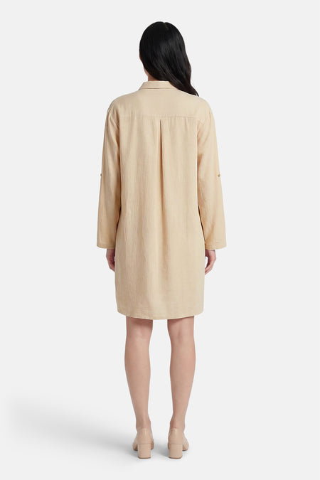 Robe beige à manches courtes de Fransa, vue de dos, avec manches longues et boutons.