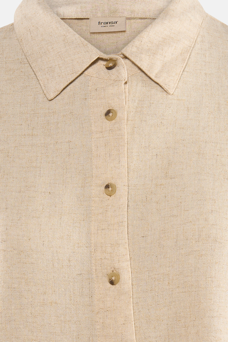 Robe beige à manches courtes de Fransa, avec fermeture à boutons et un col.