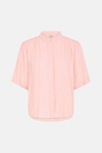 Chemise rose à manches courtes de Fransa® avec texture légère et col mao, portée par un mannequin avec un pantalon beige dans un cadre lifestyle.