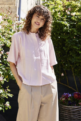 Roze hemd met korte mouwen van Fransa® met lichte textuur en bandkraag, gedragen door een model met beige pantalon in een lifestyle setting.