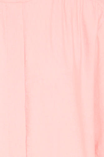 Chemise rose de Fransa avec un gros plan de la texture du tissu, des plis verticaux subtils et une ligne d'ourlet sur le côté gauche.