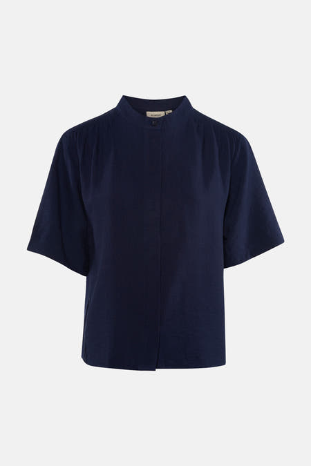Chemise bleu foncé à manches courtes de Fransa, avec col montant, fermeture boutonnée et texture subtile.