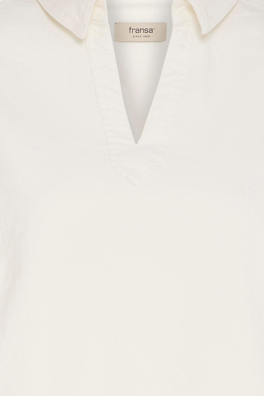 Robe en denim blanc à manches courtes de Fransa, avec un col en V et un col.