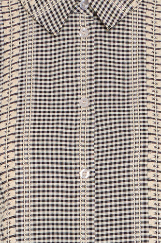 Chemise grise (manches courtes) de Fransa®, avec un motif à carreaux noir et blanc et une fermeture à boutons blanche.