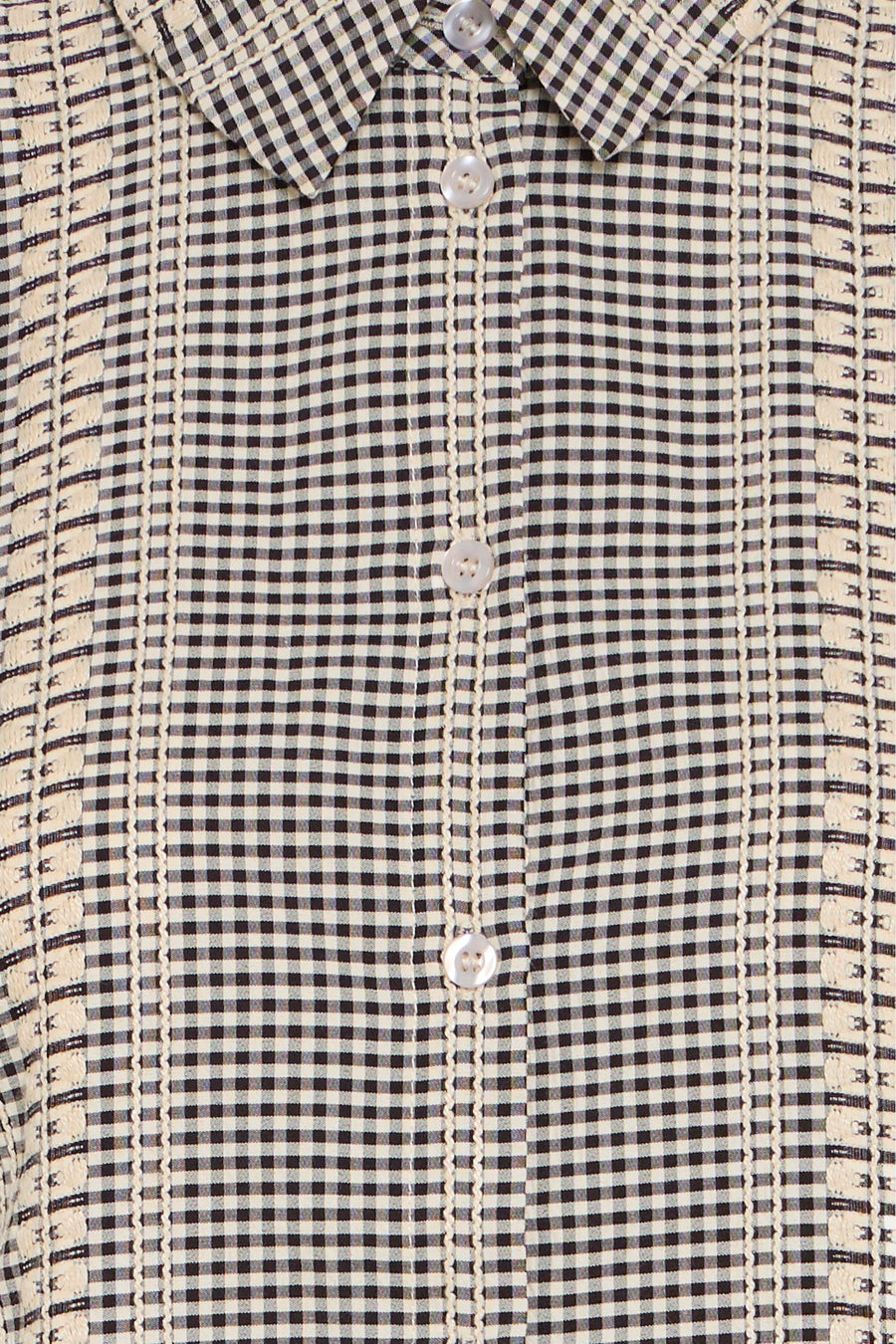 Chemise grise (manches courtes) de Fransa®, avec un motif à carreaux noir et blanc et une fermeture à boutons blanche.
