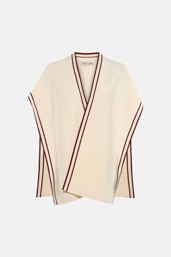 Gilet écru de Fransa, avec des rayures bordeaux le long des bords, combiné avec un col roulé beige et un pantalon noir ample.