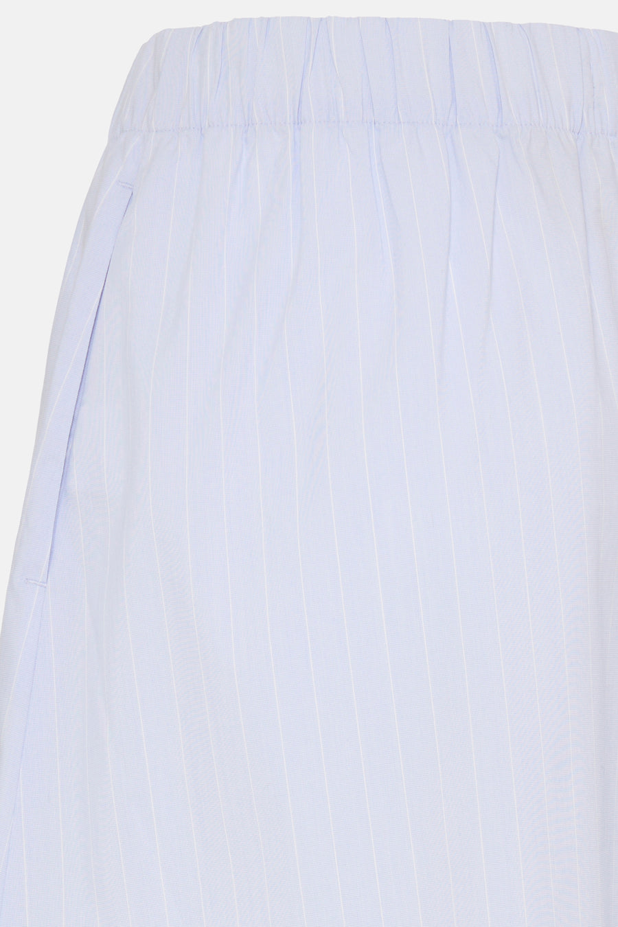 Jupe longue bleue de Fransa, avec de fines rayures verticales blanches et une taille élastique.