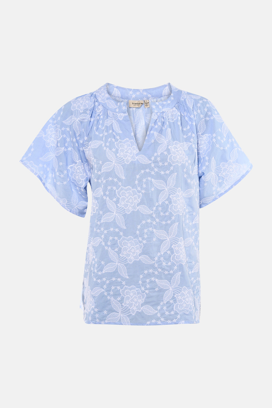 Chemisier bleu clair à manches courtes de Fransa, avec motifs floraux brodés blancs et col en V.