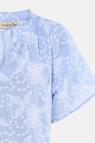 Chemisier bleu à manches courtes de Fransa avec broderie florale blanche et col en V plissé.