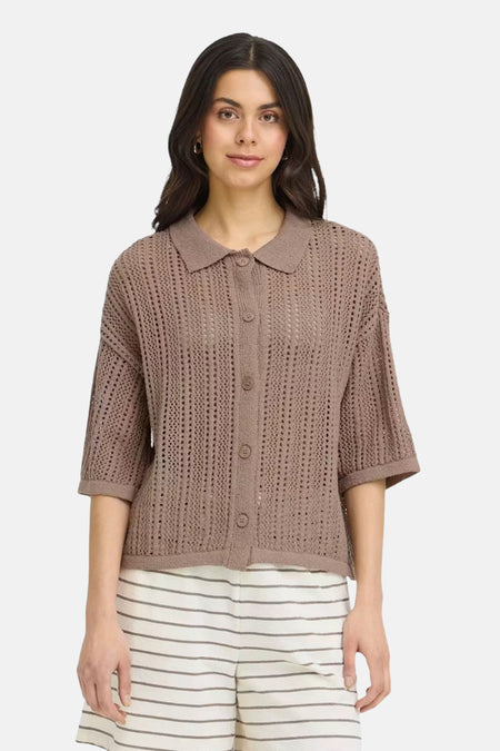 Gilet en maille ajour marron de Fransa® avec col et manches courtes, dos sur mannequin, porté avec un short rayé.