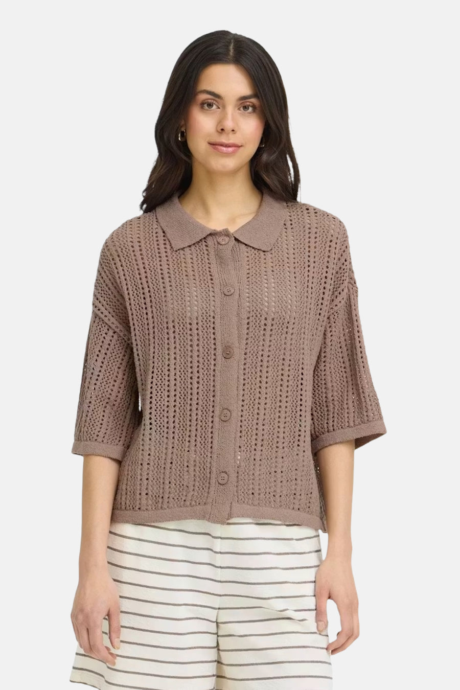 Gilet en maille ajour marron de Fransa® avec col et manches courtes, dos sur mannequin, porté avec un short rayé.